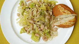 Linguine s česnekovou kapustou a bílými fazolemi