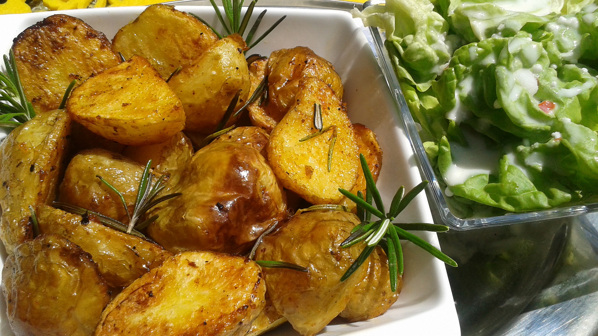 Pečené nové brambory s hlávkovým salátem a kefírem