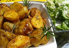 Pečené nové brambory s hlávkovým salátem a kefírem