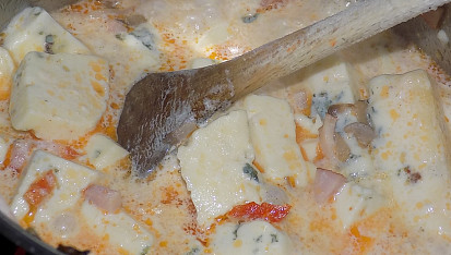Portobello plněné šunkou, Nivou a smetanou s restovanými vepřovými játry, šunka, na kostičky nakrájené nožičky z žampionů, niva, smetana