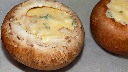 Portobello plněné šunkou, Nivou a smetanou s restovanými vepřovými játry, portobella naplníme sýrovou směsí