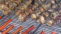 Příloha z grilovaných hub se slaninou a parmazánem