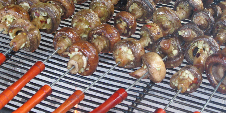 Příloha z grilovaných hub se slaninou a parmazánem