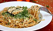 Špagety s lilkovou omáčkou a klíčenými chia semínky