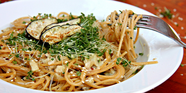 Špagety s lilkovou omáčkou a klíčenými chia semínky