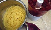Špagety s pestem z červené řepy a kuřecími kousky