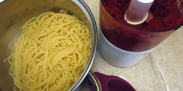 Špagety s pestem z červené řepy a kuřecími kousky
