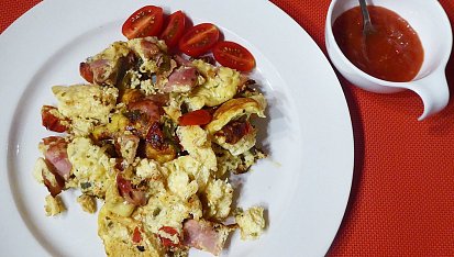 Vejce se šunkou, rajčaty, jalapeňo a ostrým dipem, Vejce se šunkou, jalapeňo a rajčaty
