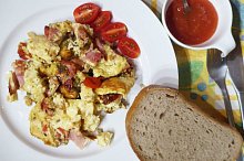 Míchaná vejce se šunkou, jalapeňo, rajčaty a sýrem