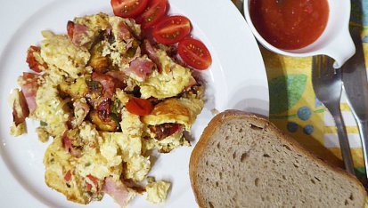Vejce se šunkou, rajčaty, jalapeňo a ostrým dipem, Míchaná vejce se šunkou, jalapeňo, rajčaty a sýrem