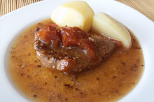 Vepřová kýta na hořčici a rajčatech
