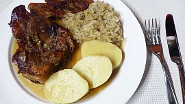 Vepřové ocásky s bůčkem a tymiánovou kedlubnou