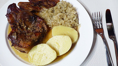 Vepřové ocásky s bůčkem a tymiánovou kedlubnou, Vepřové ocásky s bůčkem a tymiánovou kedlubnou