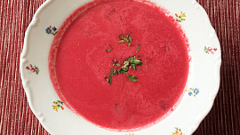 Zářivě růžová polévka