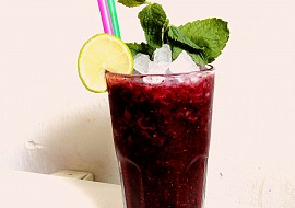 Borůvkové smoothie s chia seminky zalité mátovým čajem