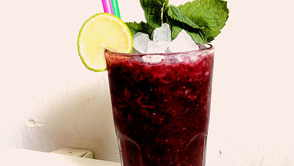 Borůvkové smoothie s chia seminky zalité mátovým čajem
