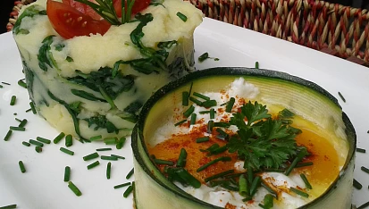 Bramborová kaše s rukolou a vejce v cuketové misce