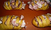 Bramborové vějířky s česnekem a slaninkou