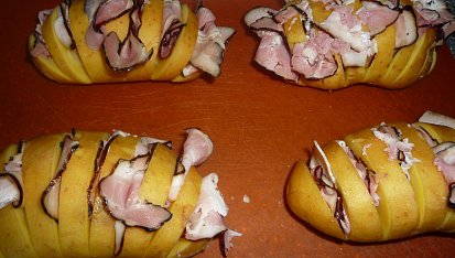 Bramborové vějířky s česnekem a slaninkou