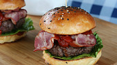 Burgery s domácí bbq omáčkou a brioškami