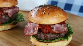 Burgery s domácí bbq omáčkou a brioškami