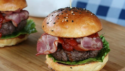 Burgery s domácí bbq omáčkou a brioškami