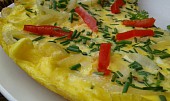Cibulová omeleta se slaninou a sýrem