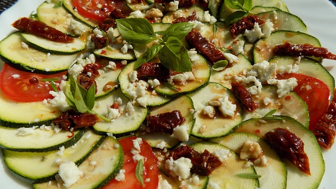 Cuketové carpaccio se sušenými rajčaty a sýrem