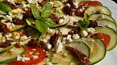 Cuketové carpaccio se sušenými rajčaty a sýrem