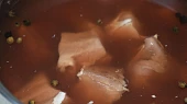 Kančí guláš po staročesku, Maso se louhuje v kořeněném odvaru.