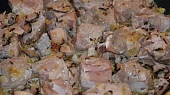 Kančí guláš po staročesku, Orestujeme cibuli se slaninou a nakonec i maso.