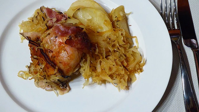 Kuřecí stehna na zelí s bramborami a slaninou, Kuřecí stehna na zelí s bramborami
