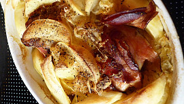 Kuřecí stehna na zelí s bramborami a slaninou