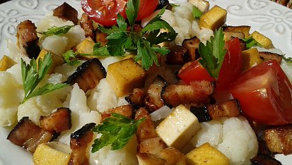 Květák se slaninou a uzeným tofu