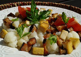 Květák se slaninou a uzeným tofu