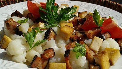 Květák se slaninou a uzeným tofu