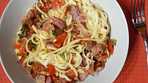 Linguine se slaninou, rajčaty a parmezánem