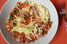Linguine se slaninou, rajčaty a parmezánem