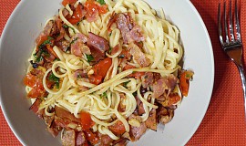 Linguine se slaninou, rajčaty a parmezánem