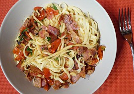 Linguine se slaninou, rajčaty a parmezánem