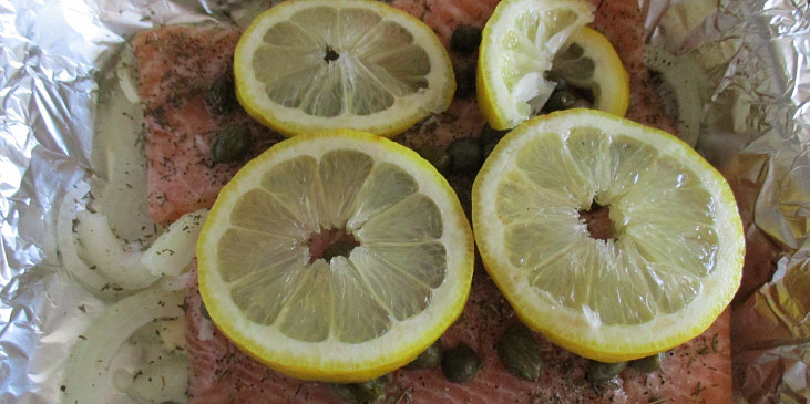 Příprava lososa s kapary a citrónem
