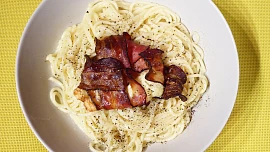 Parmezánové špagety se slaninou a mozzarellou