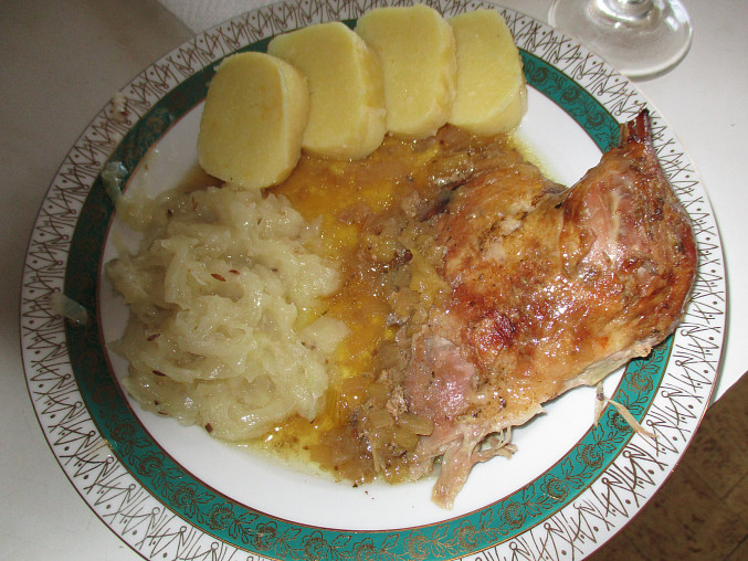 Pečená kachna s kedlubnovým zelím a bramborovými knedlíky, Pečená kachna s kedlubnovým zelím a bramborovými knedlíky