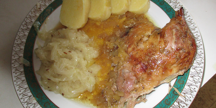 Pečená kachna s kedlubnovým zelím a bramborovými knedlíky