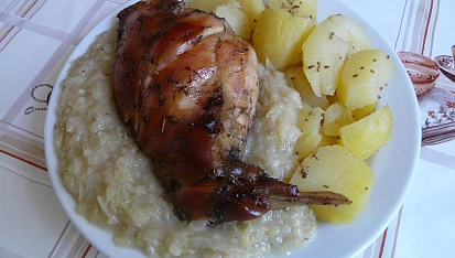 Pečený králík na provensálském koření s kedlubnovým zelím.