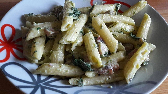 Penne/těstoviny s mandlovou smetanou, špenátem a medvědím česnekem