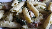Penne/těstoviny s mandlovou smetanou, špenátem a medvědím česnekem