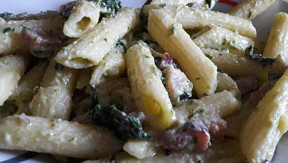 Penne/těstoviny s mandlovou smetanou, špenátem a medvědím česnekem