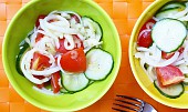 Rajčatový salát s okurkou a paprikou (Rajčatový salát s okurkou a paprikou)