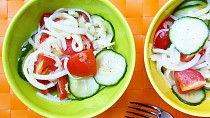 Rajčatový salát s okurkou a paprikou